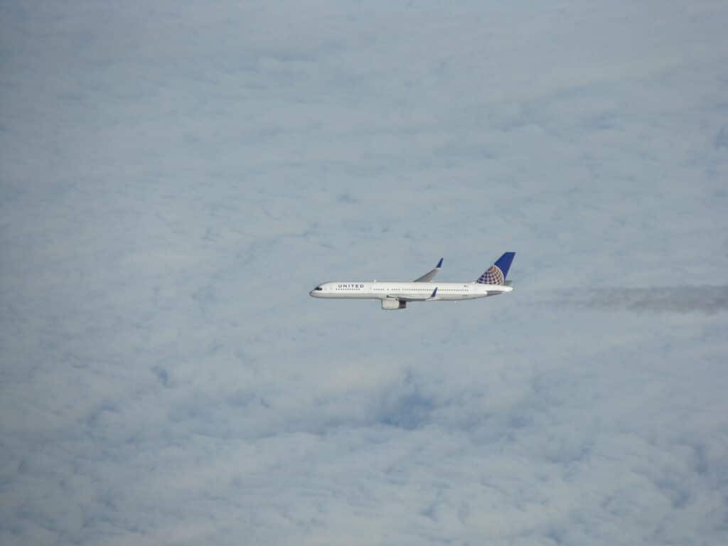 Een vliegtuig van bovenaf gezien, boven de wolken