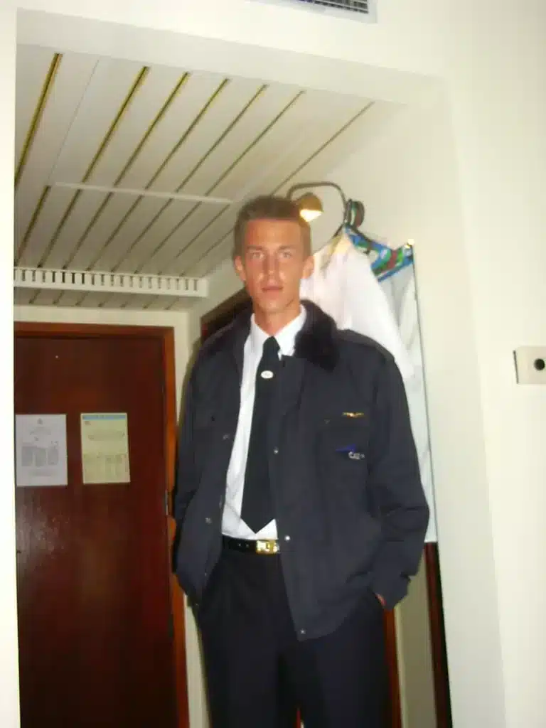Julian van der Wouden in pilotenuniform